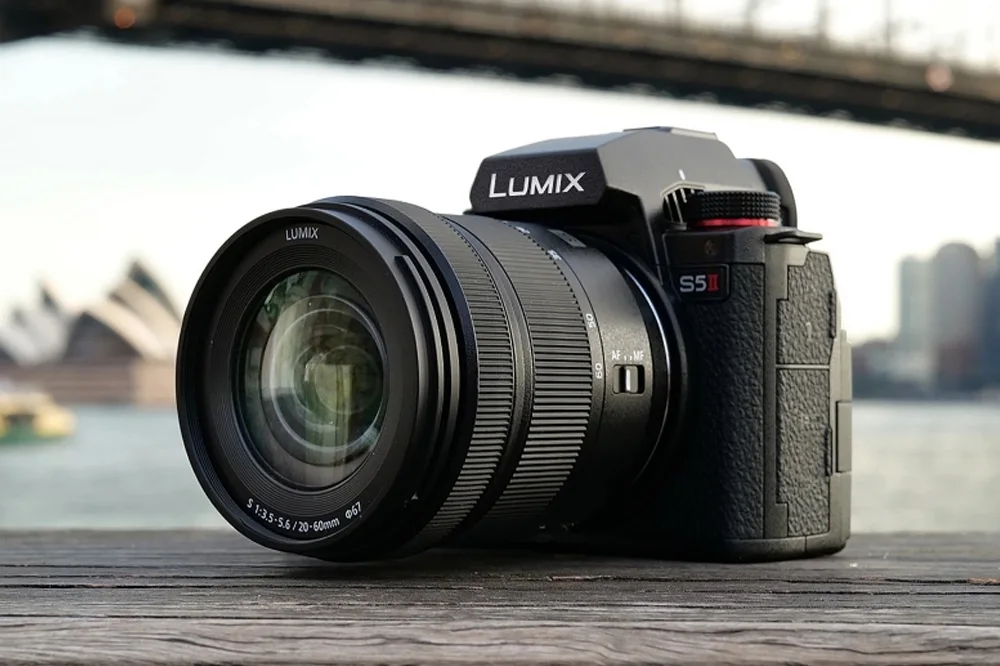 Panasonic LUMIX mirrorless camera, ideal for hybrid creators